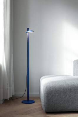 Elegant, minimalist floor lamp “Echo” in a living room, designed by Simon Busse for caussa.