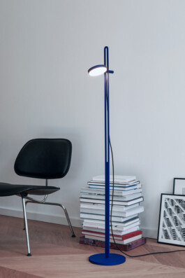 Minimalist floor lamp “Echo” by Simon Busse in a living room setting for caussa.